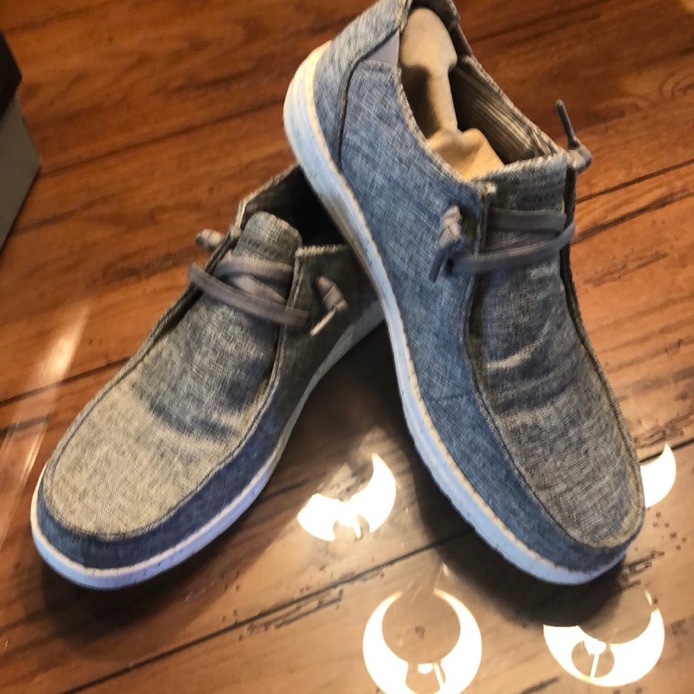 Skechers mens streetwear casual shoe model #210101 grey in color size 10